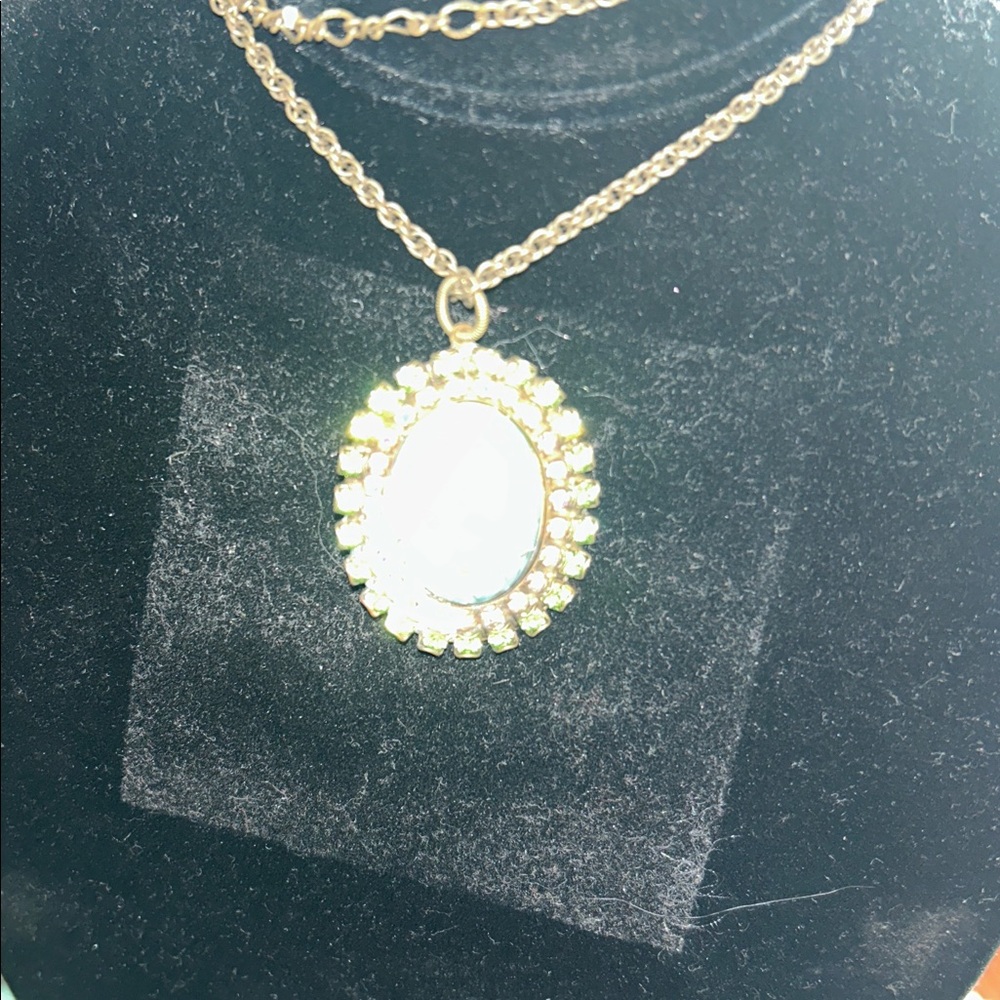 Elegant Turquoise Pendant Necklace with Gold Detailing - Picture 5 of 11